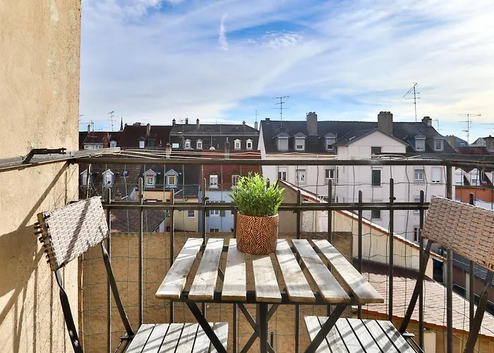 Lovely Quiet 2 Rooms Close To Center With Balcony