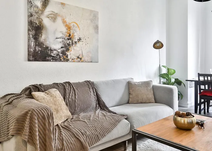 Lovely Quiet 2 Rooms Close To Center With Balcony